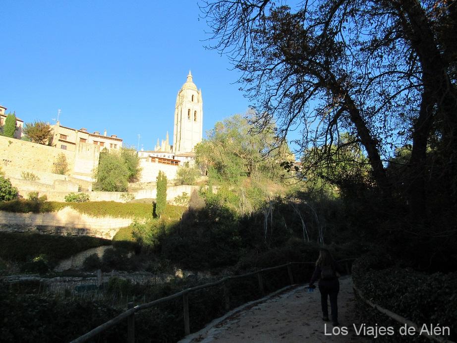 Apareció ante nosotros de nuevo la torre de la catedral de Segovia: "La dama de las Catedrales"