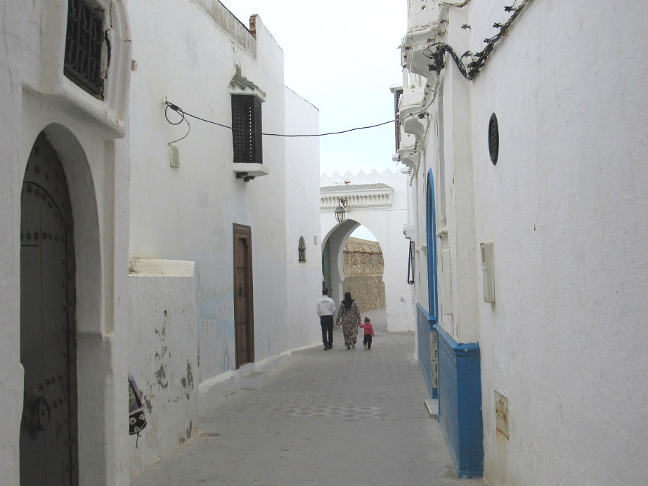Familia Marroquí Paseando Por Una Calle De Asilah