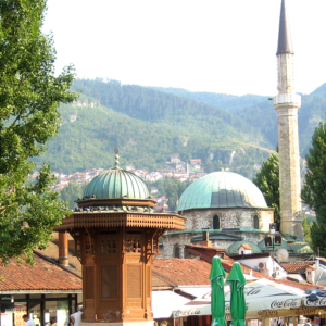 Mezquita De Sarajevo. En Primer Término La Sebilj. Una Preciosa Fuente De Estilo Turco. Es Uno De Los Monumentos Más Fotografiados De Sarajevo
